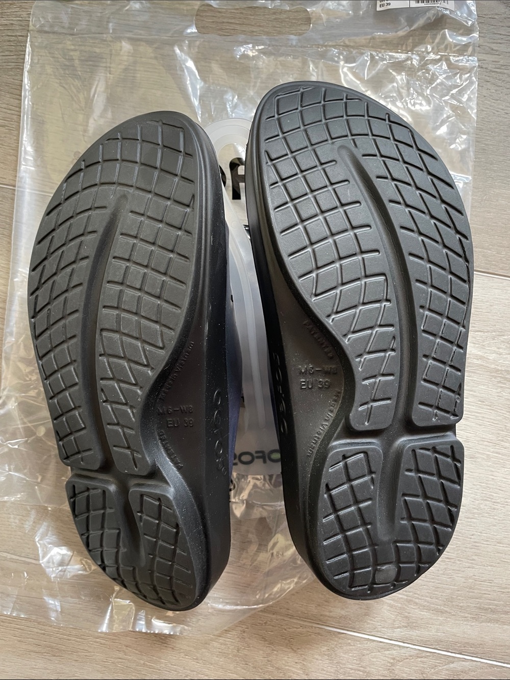 OOFOS Men's Silver and Black Recovery Slides - Picture 4 of 4